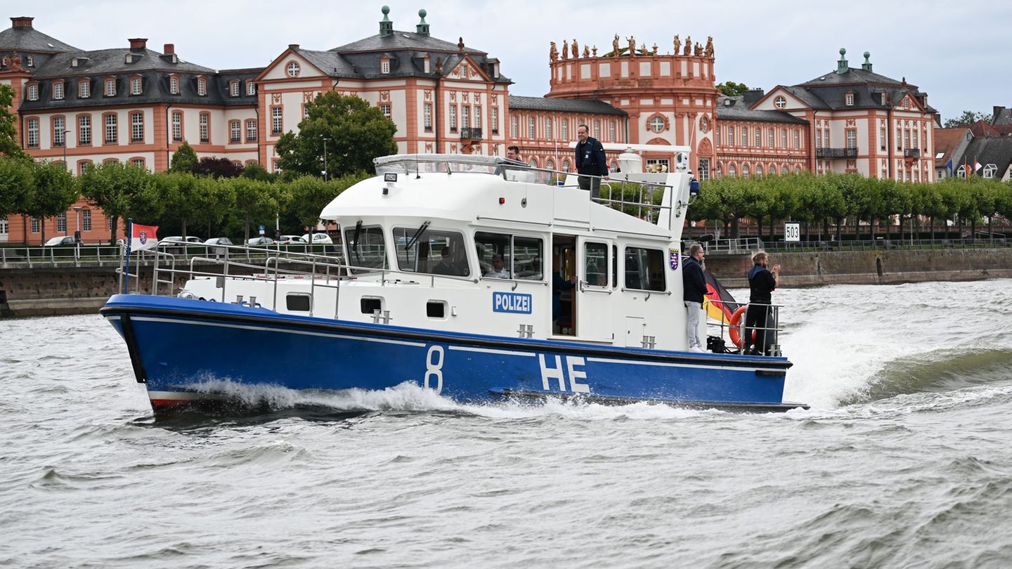 Wasser verunreinigt: Mineralölhaltige Flüssigkeit im Rhein – Ölsperren an Häfen