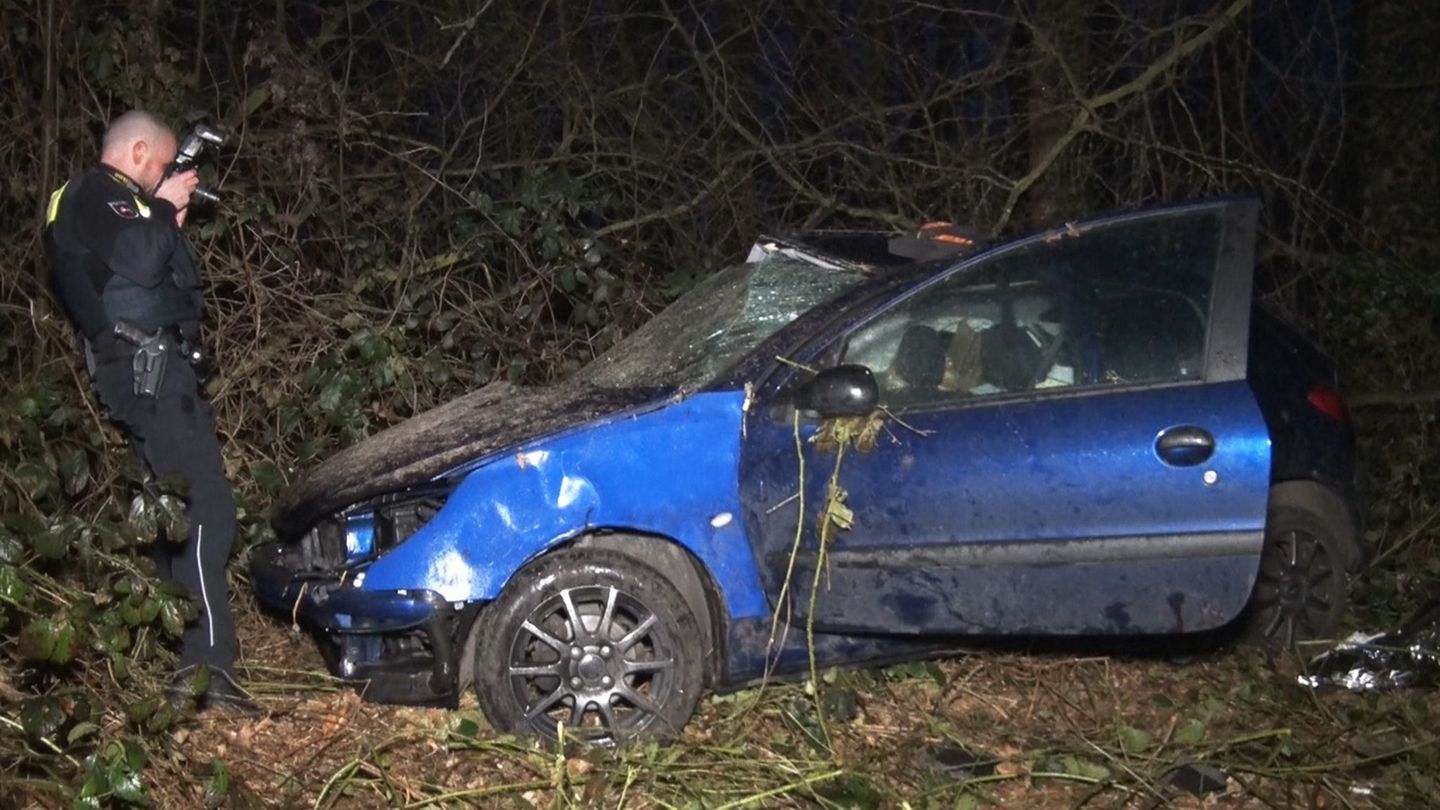 Schwerer Unfall: Pizzalieferant bei Autounfall schwer verletzt