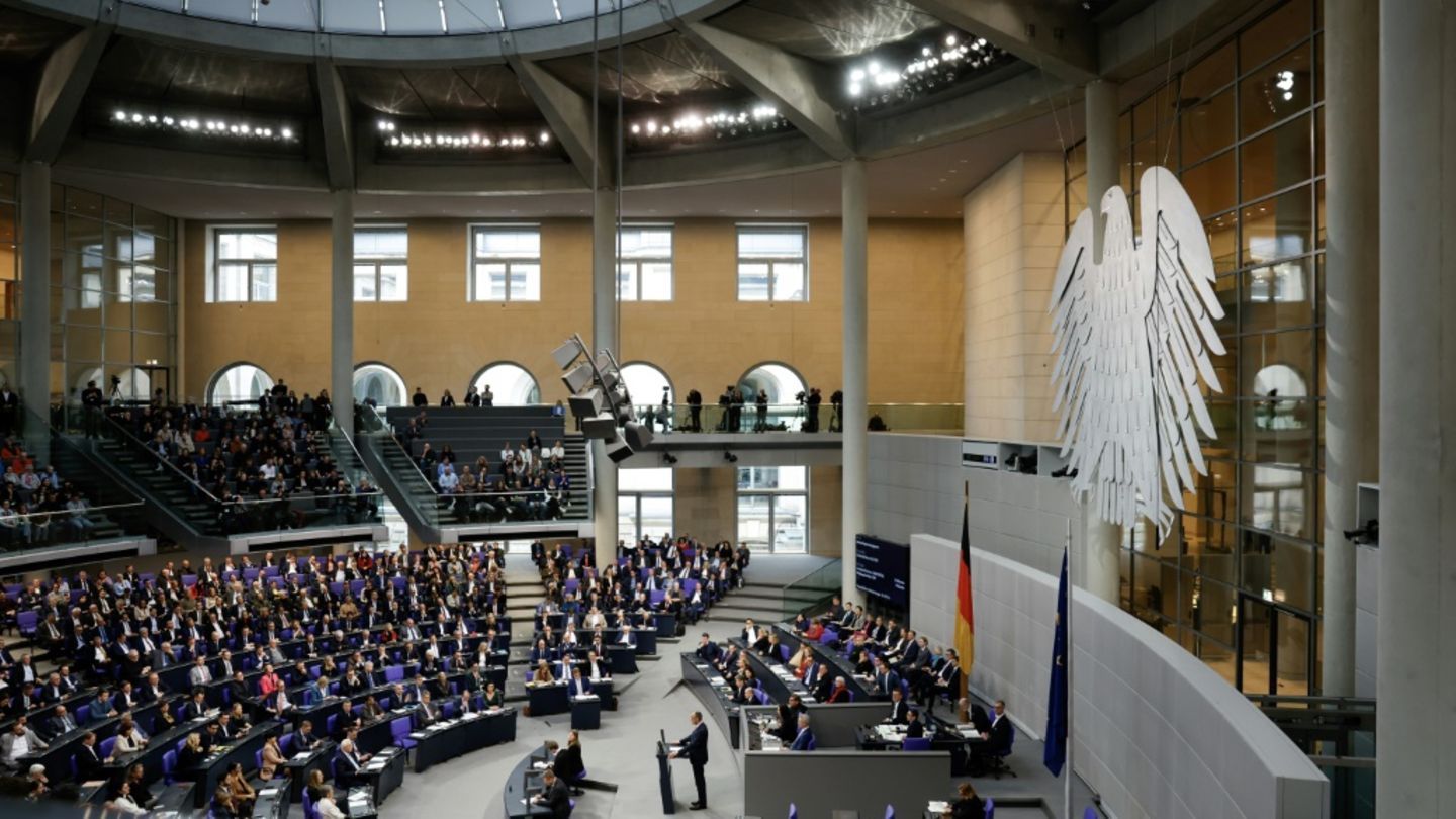 Bundestag berät in Sondersitzung Grundgesetzänderungen für Finanzpaket