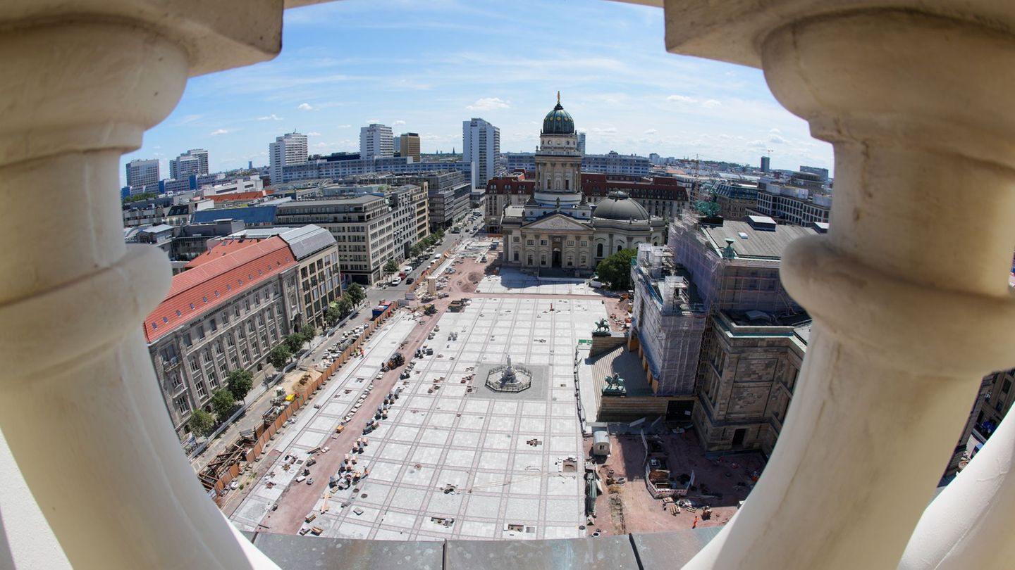 Beliebter Platz: Berliner Gendarmenmarkt wird nach Umbau wieder eröffnet