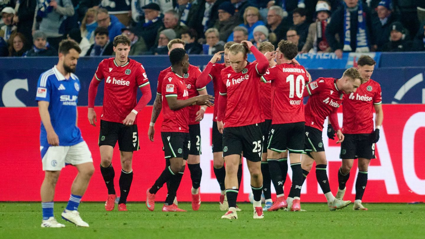 2. Bundesliga: Mit zwei späten Toren: Hannover dreht Spiel auf Schalke