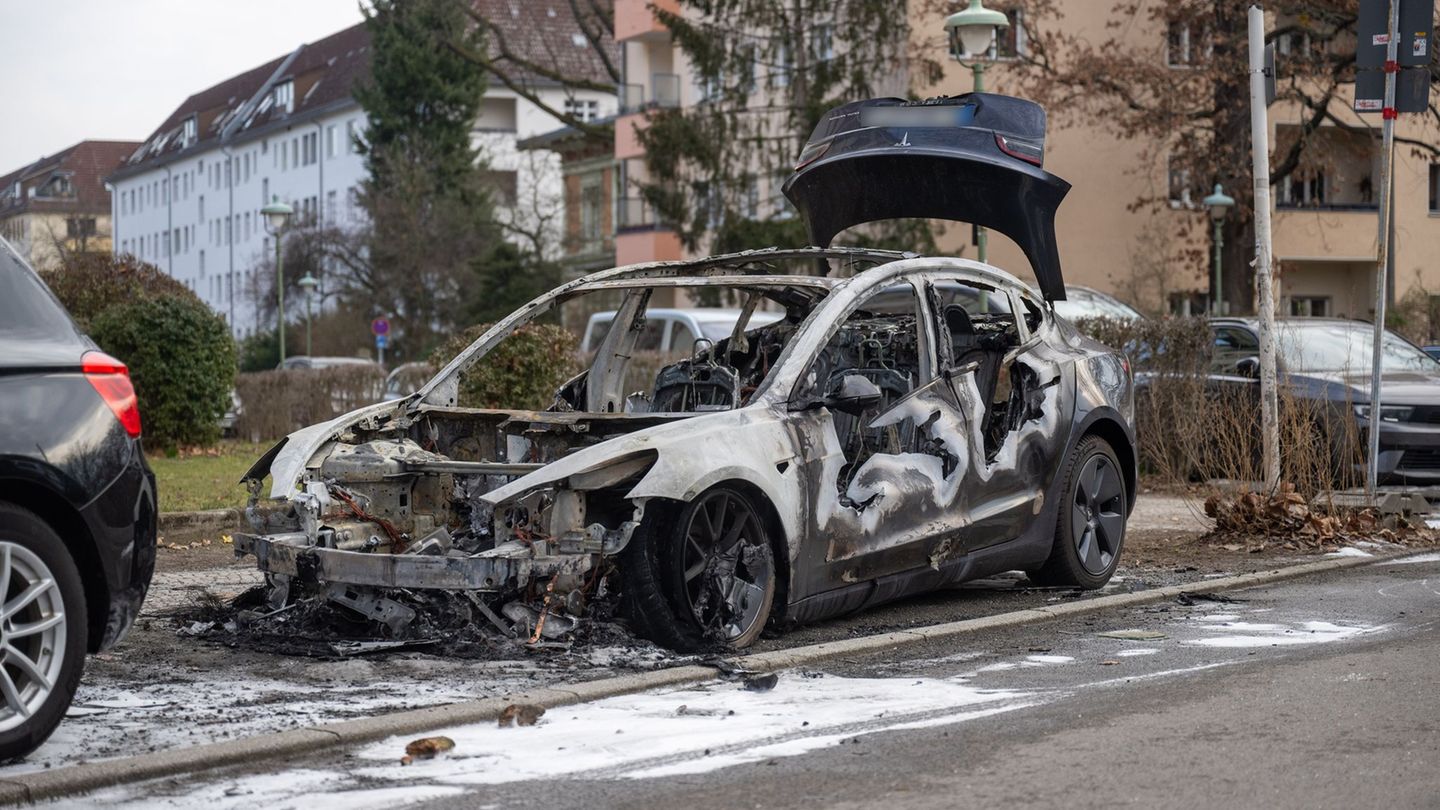 Brände: Vier Teslas in Berlin brennen – Verdacht auf Brandanschläge