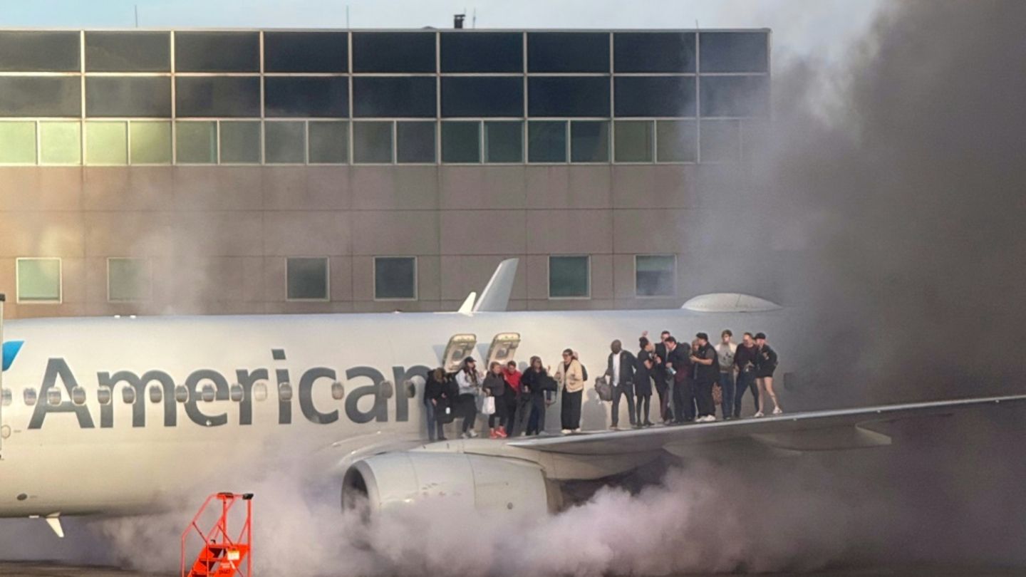 Feuer an Flugzeug von American Airlines in Denver – Zwölf Verletzte