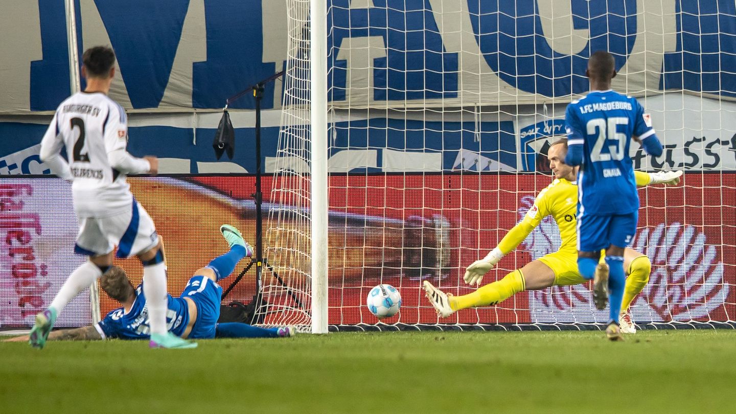 Fußball: HSV weiter Spitze: 3:0 im Spitzenspiel in Magdeburg