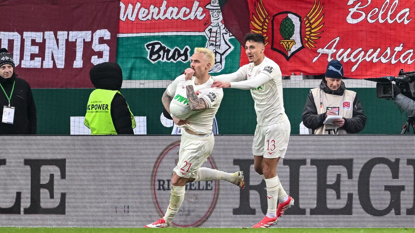 Fußball-Bundesliga: Augsburg schlägt Wolfsburg und rückt näher an Europacup ran