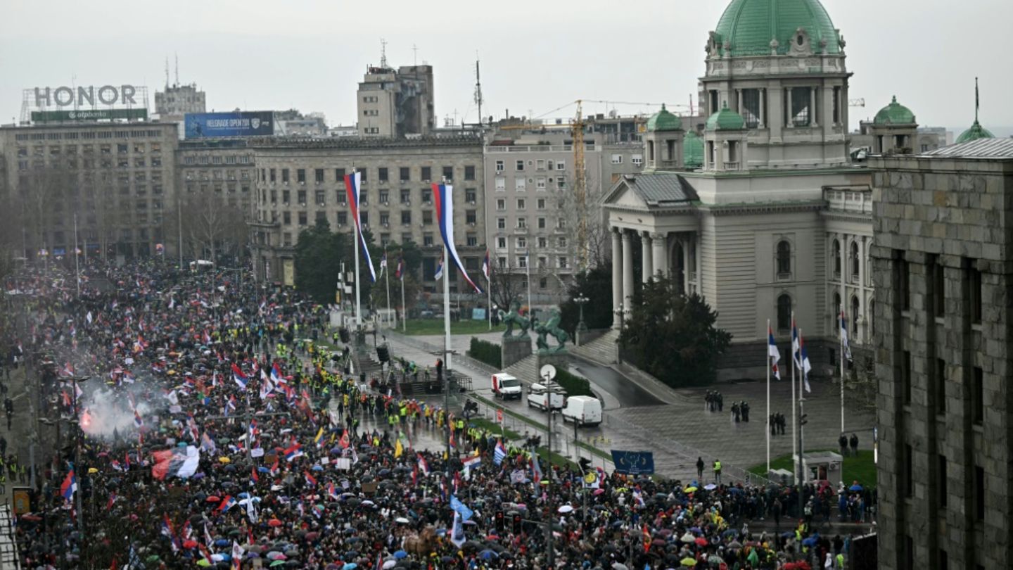 Zehntausende bei Großdemonstration gegen Korruption in Serbien