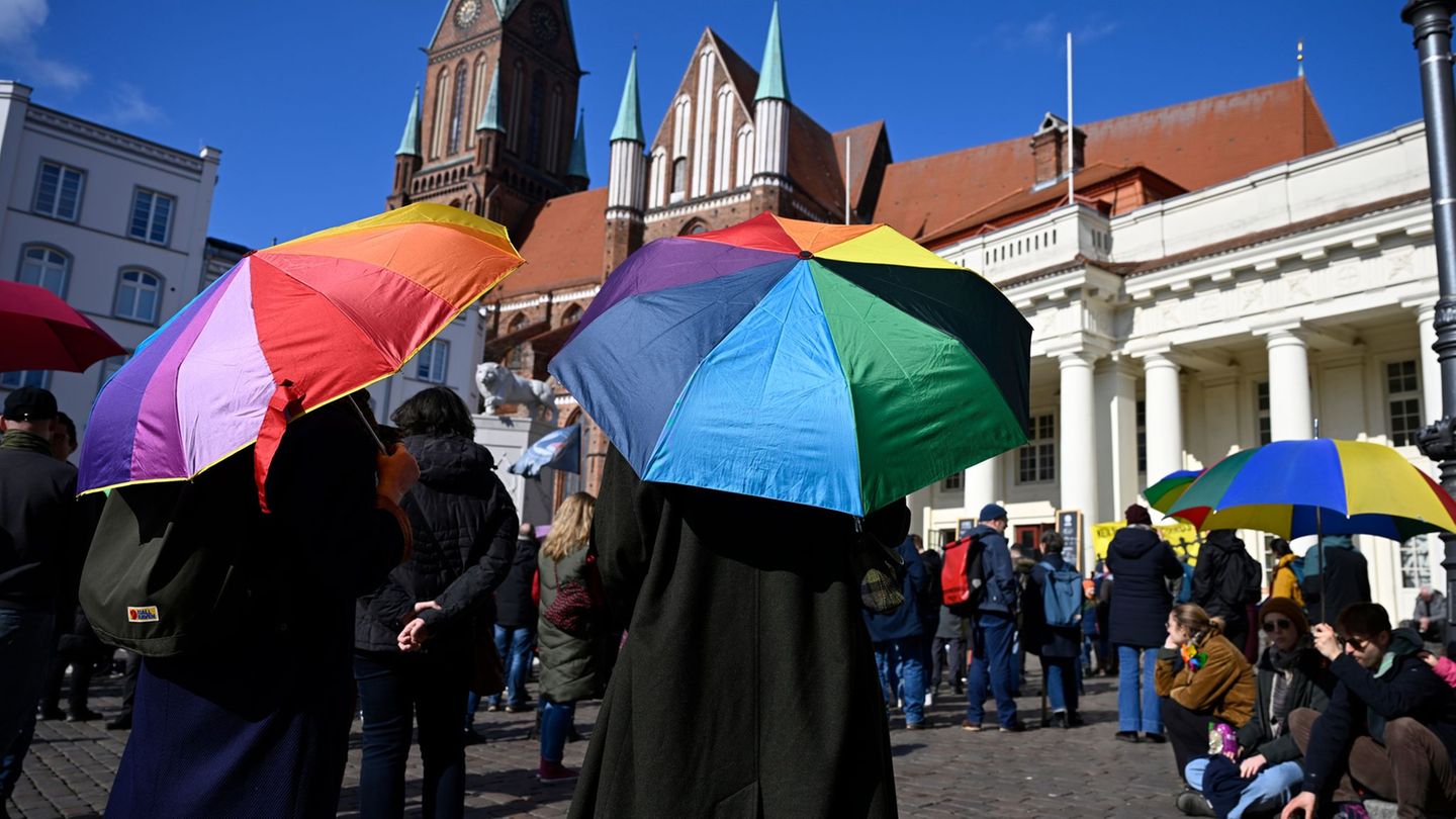 Flaggen und Regenbogenschirme: „Reichsbürger“-Treffen in Schwerin – Gegendemonstration