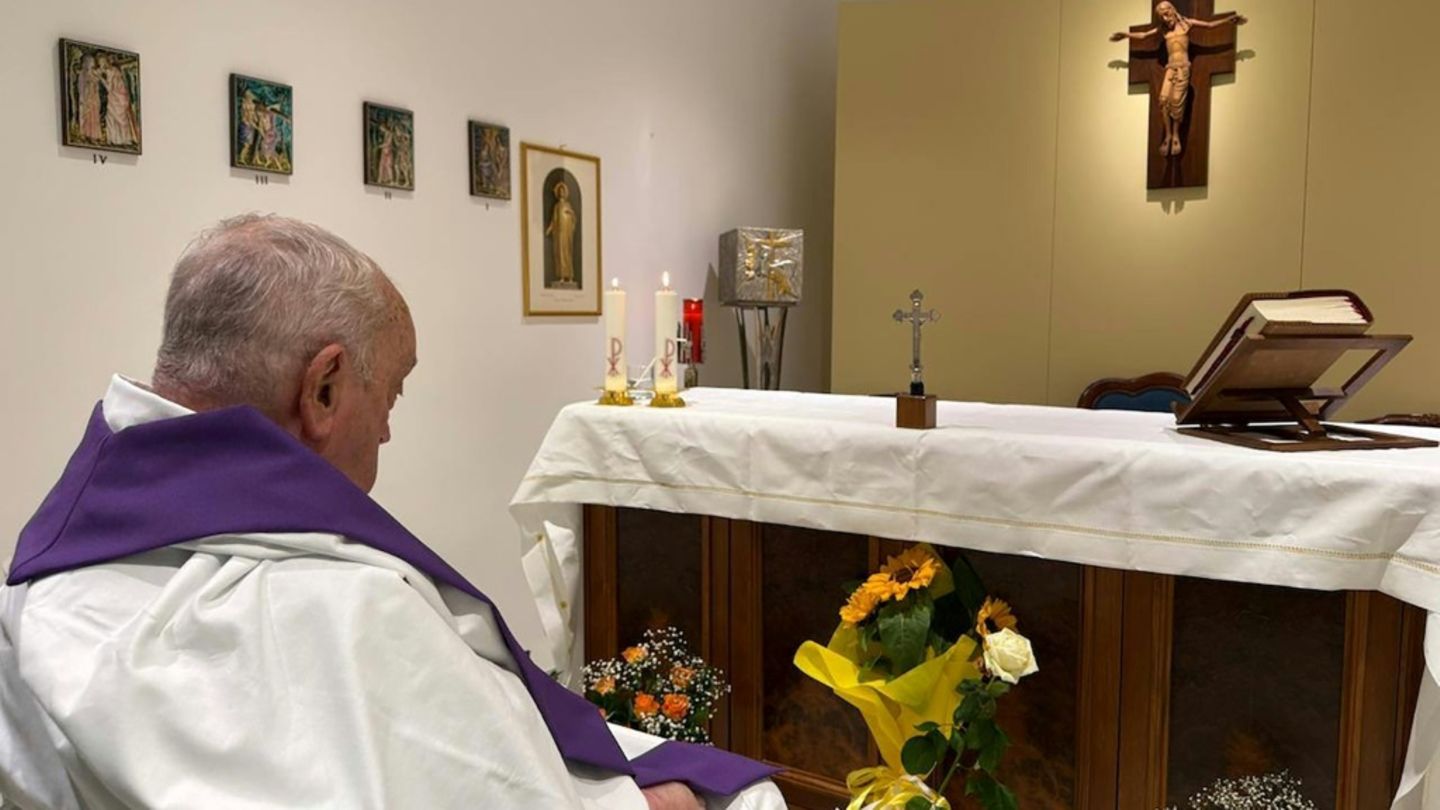 Vatikan veröffentlicht Foto von Franziskus bei Gebet in Krankenhauskapelle