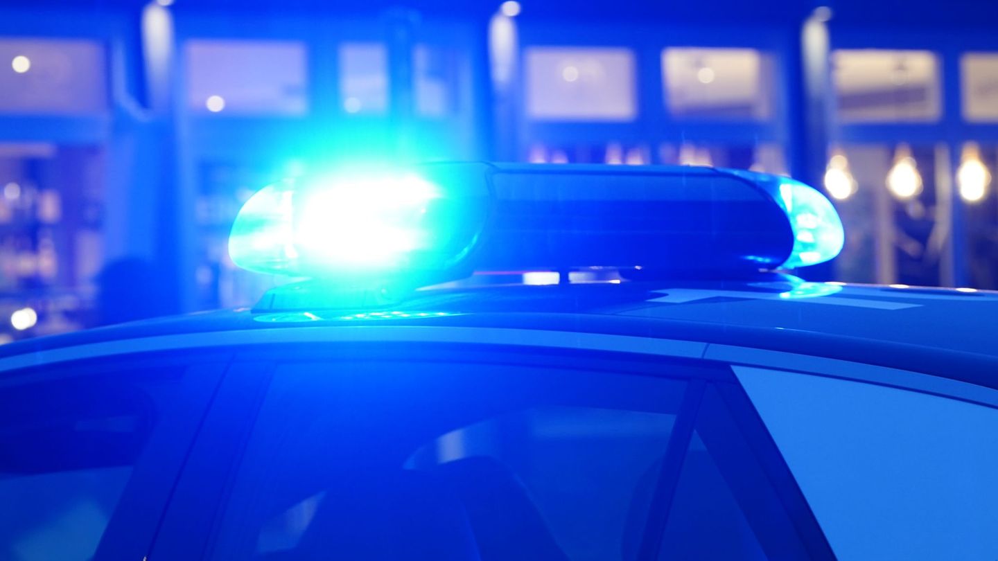 Einsatz in Köln-Mülheim: Kontrolle von Cafés – Polizei findet Drogen und eine Waffe