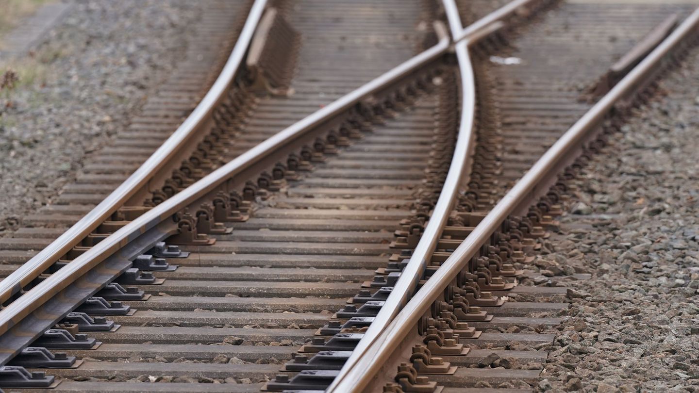 Kurioses: Jugendliche bauen Sitzecke an Bahngleis – Lebensgefahr