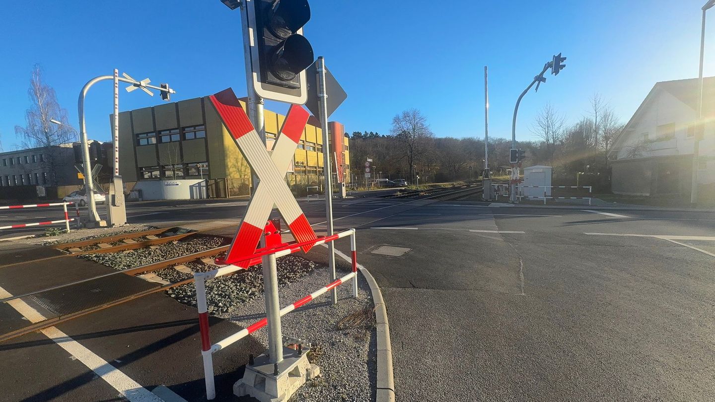 Unfall an Bahnübergang: Zug fährt auf Lkw – Sechs Menschen leicht verletzt