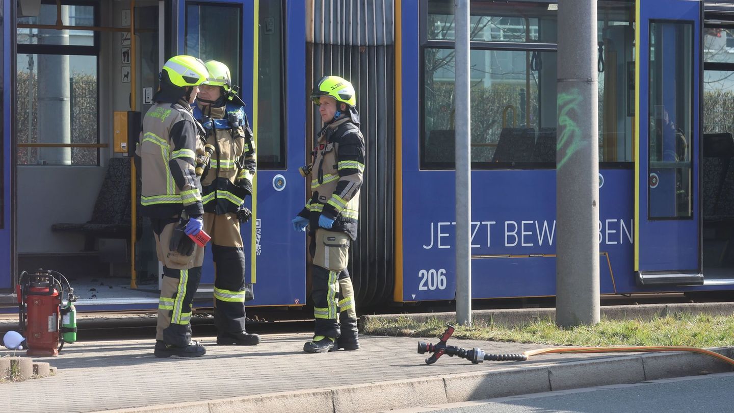 Kriminalität: Frau in Bahn angezündet: Tatverdächtiger weiter flüchtig