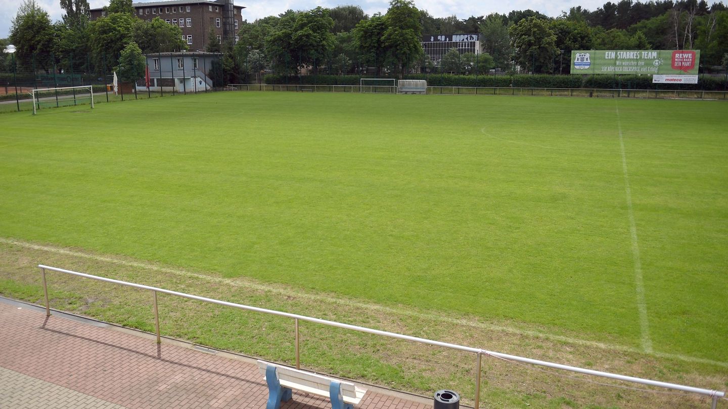 Amateurfußball: Fußballspiel nach Attacke auf Spieler abgebrochen