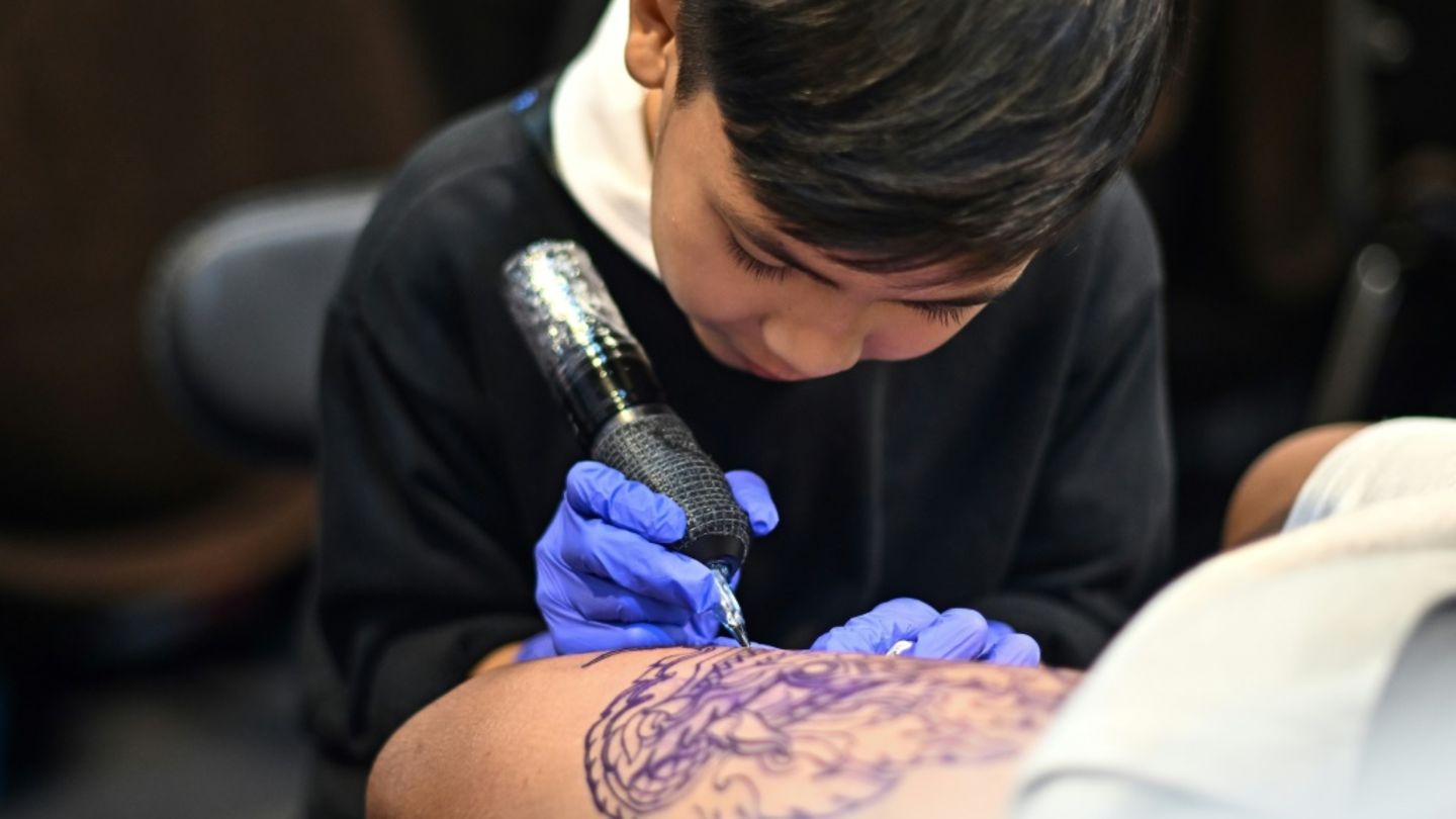 „Der Tätowierer mit den Milchzähnen“: Neunjähriger bei Tattoo-Messe in Thailand