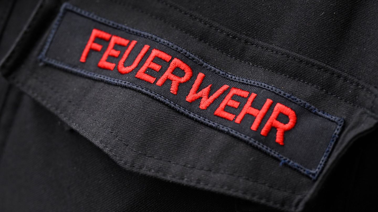 Brände: Feuerwehr löscht Dachstuhl-Brand auf Firmengelände