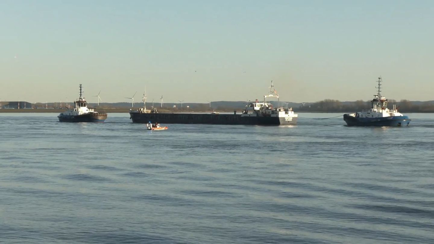 Schifffahrt: Havariertes Frachtschiff auf der Elbe abgeschleppt