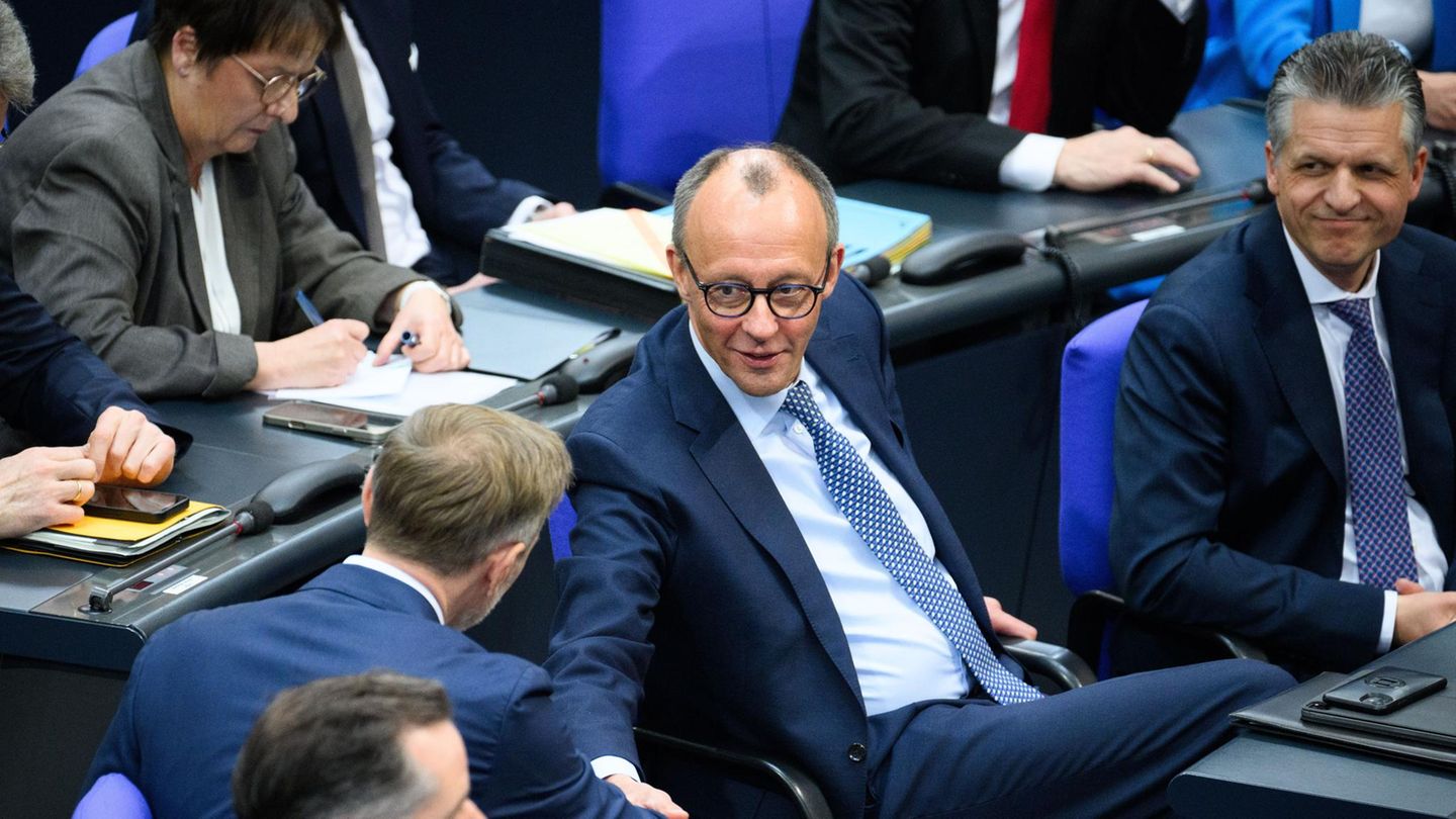 Liveblog: Finanzpaket im Bundestag live: Debatte startet in merkwürdiger Stimmung