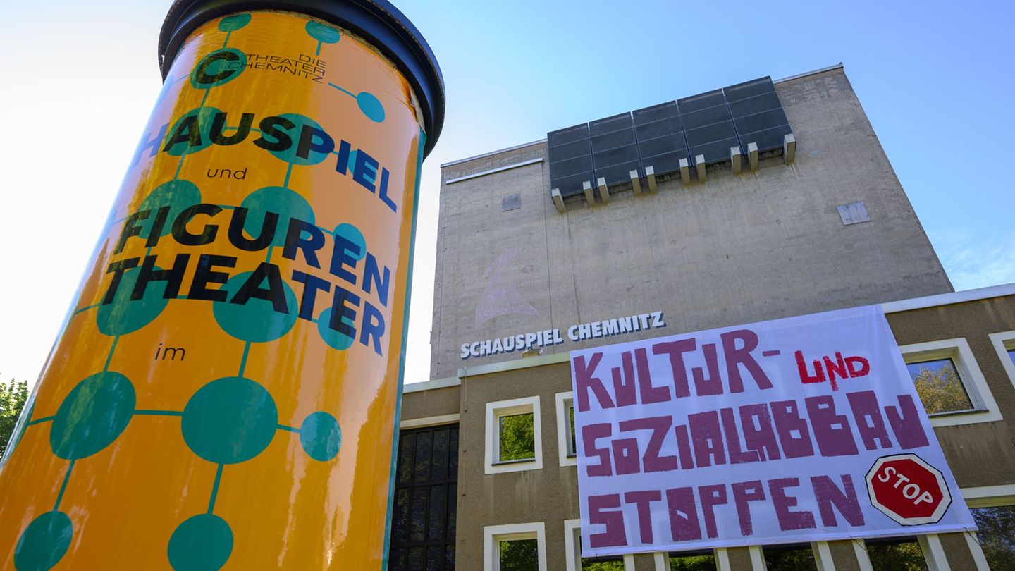 Kulturprotest: Theater besetzt – Intendant: Aktion ist absolut friedlich