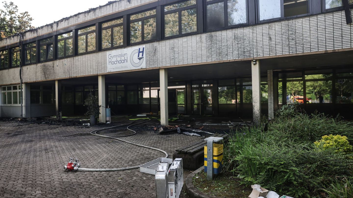 Feuer auf dem Dach: Kurzschluss löste verheerenden Schulbrand in Erkrath aus
