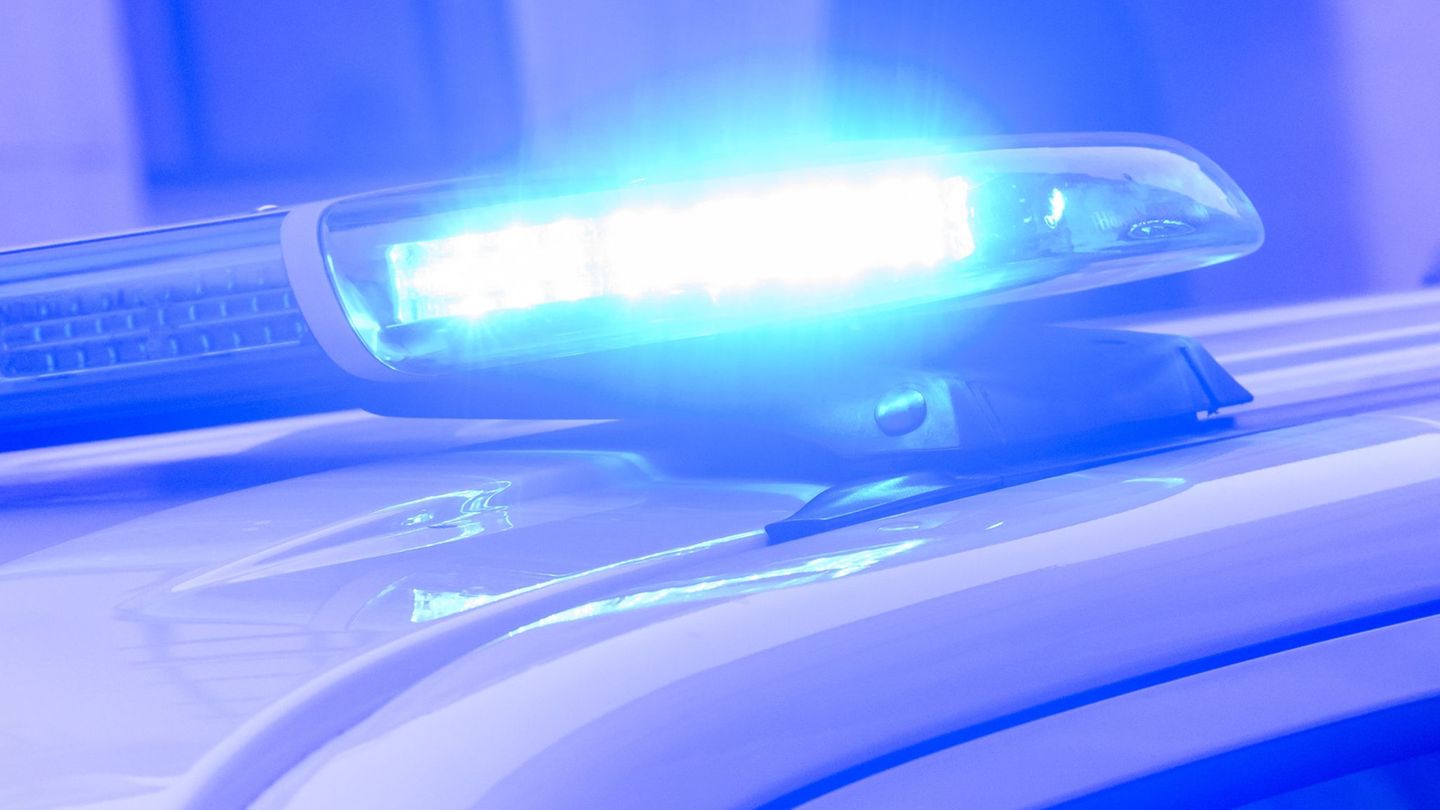 Kriminalität: Autofahrer flüchtet vor Polizei – Beifahrer greift Beamte an