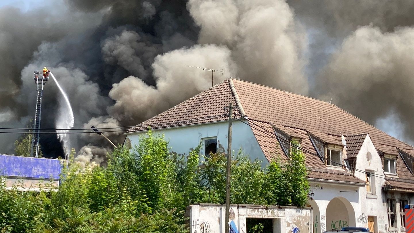Brände: Brand auf ehemaligem Schlachthofgelände – Einsatz dauert an