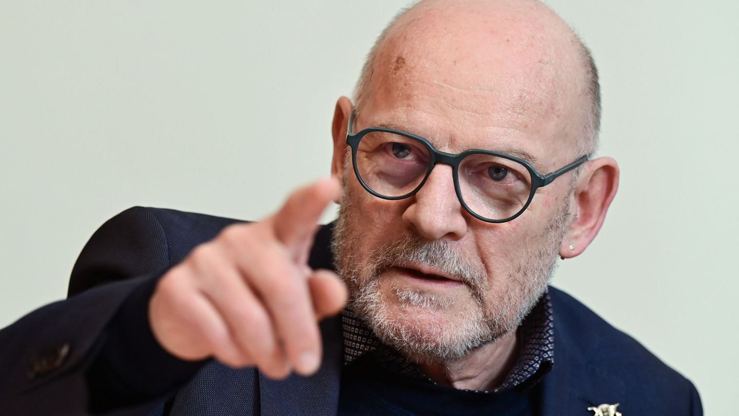 Winfried Hermann: Verkehrsminister: Autobauer müssen in Zukunft investieren