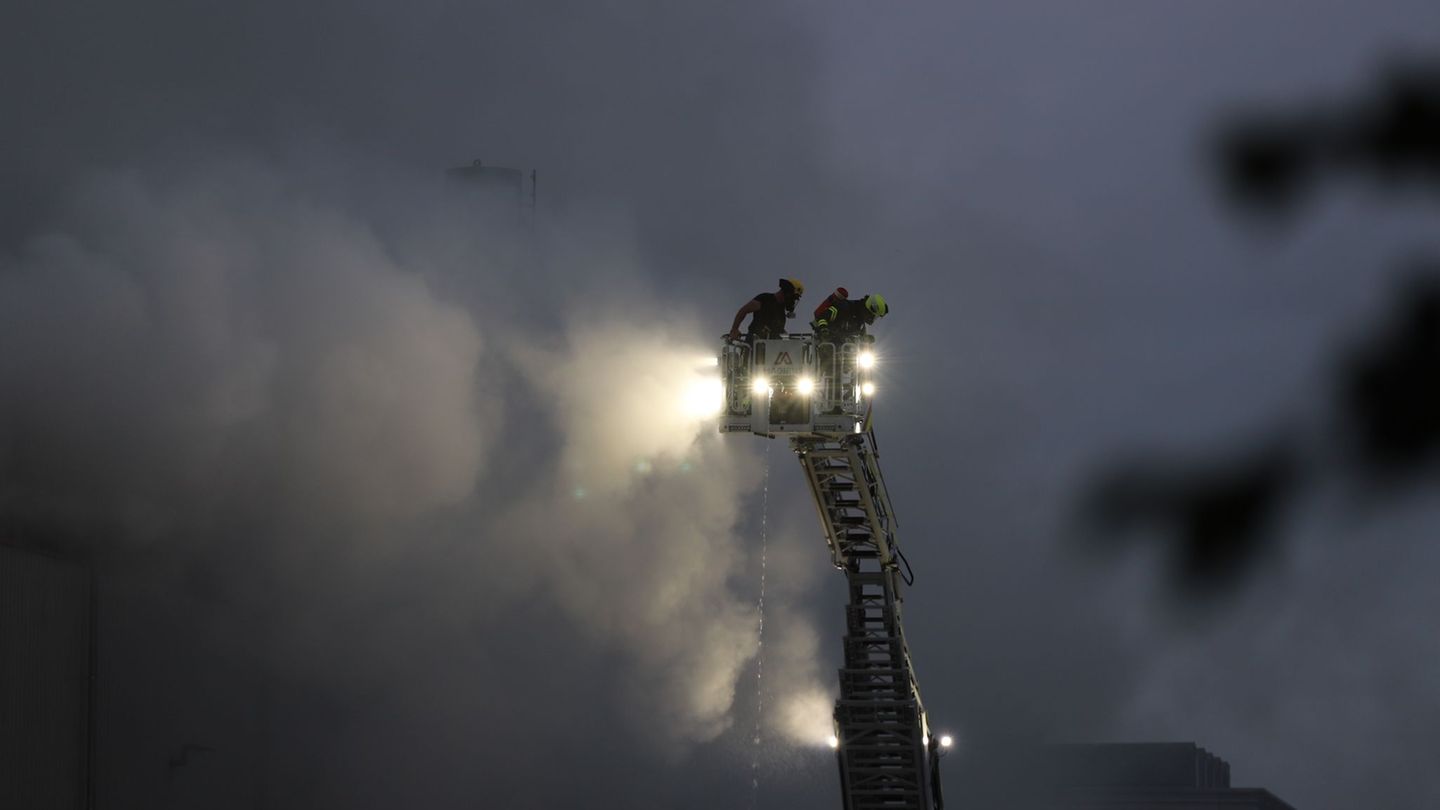 Brennender Abfall: Großbrand in Sperrmüll-Halle – Feuer nicht unter Kontrolle