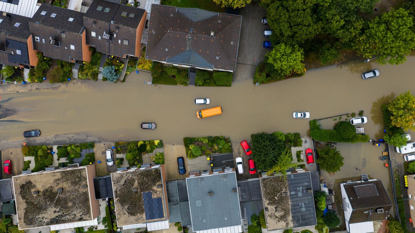 Unwetter: Extremregen flutet Straßen: Feuerwehr im Großeinsatz