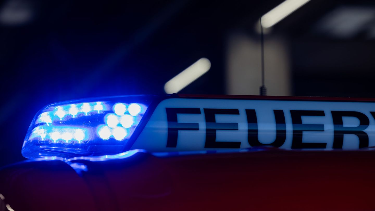 Feuerwehreinsatz: Feuer auf Gelände von Autohaus: vier Autos beschädigt
