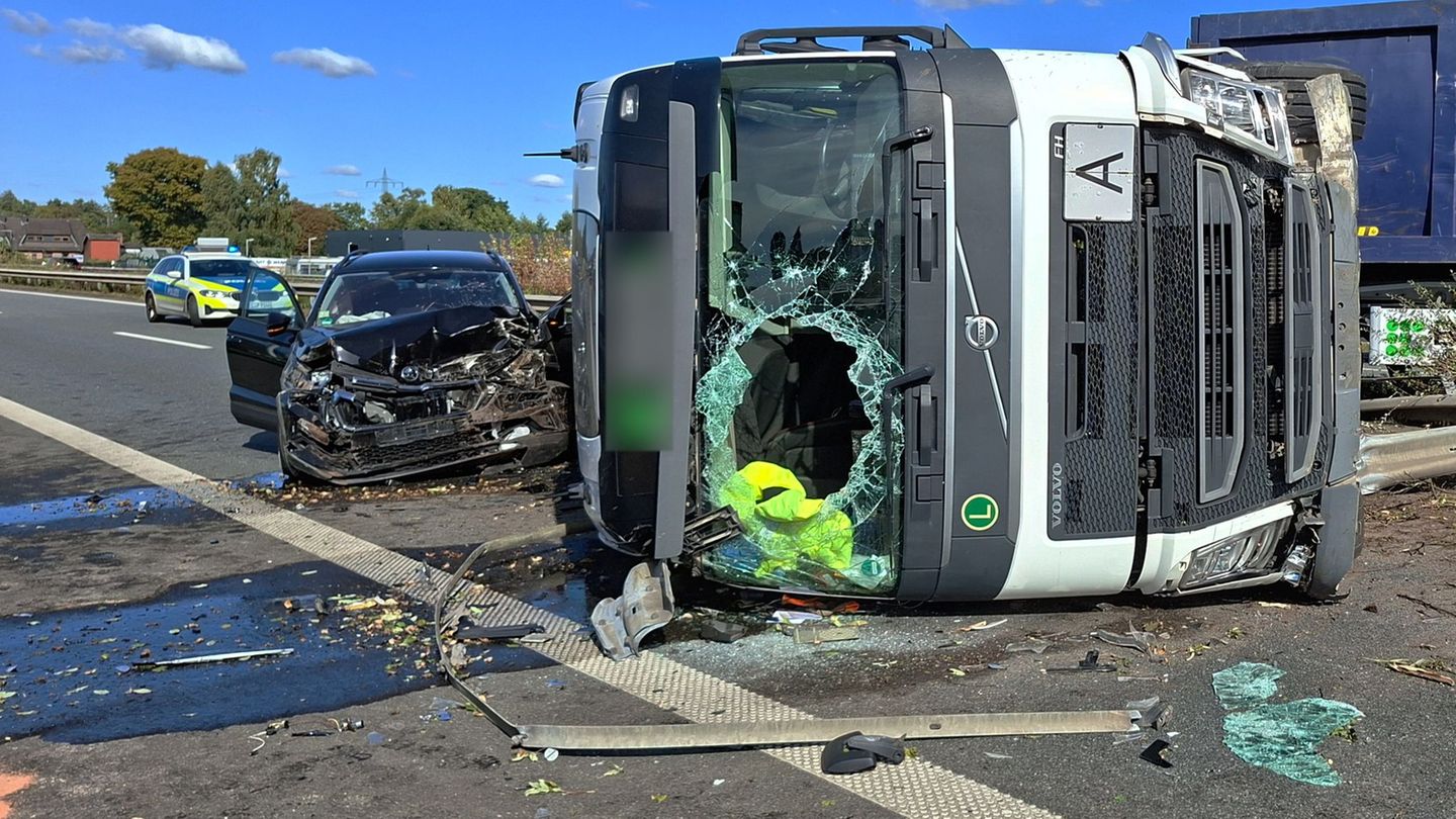 Schwerer Unfall: Lastzug durchbricht auf A28 Mittelschutzplanke und kippt um