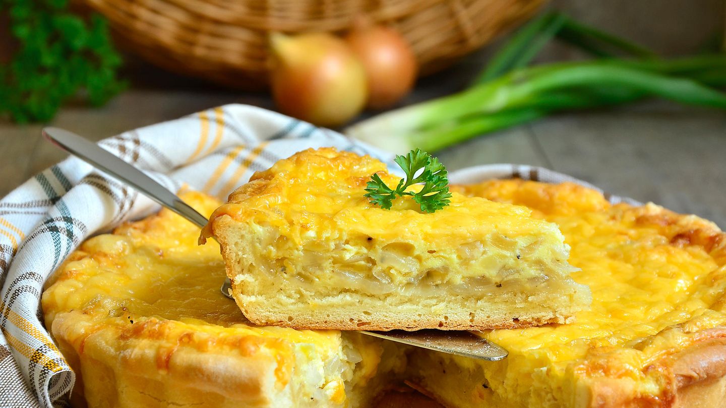 Federweißer-Zeit: Herzhafter Zwiebelkuchen: So einfach wird das Gericht zubereitet